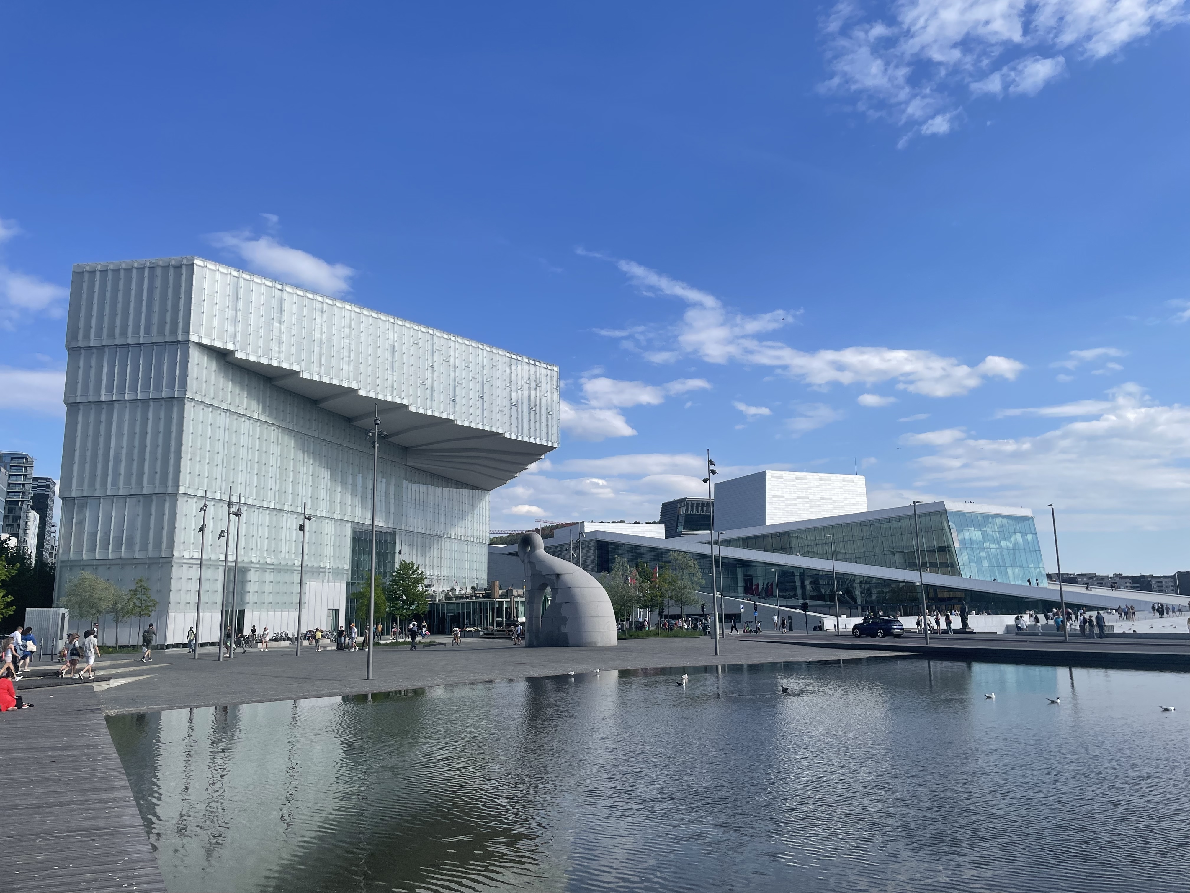 Mé studijní místo knihona a krásná opera hned vedle